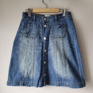 H&M medium wash knee length button front A-line front pocket denim skirt Sz 6